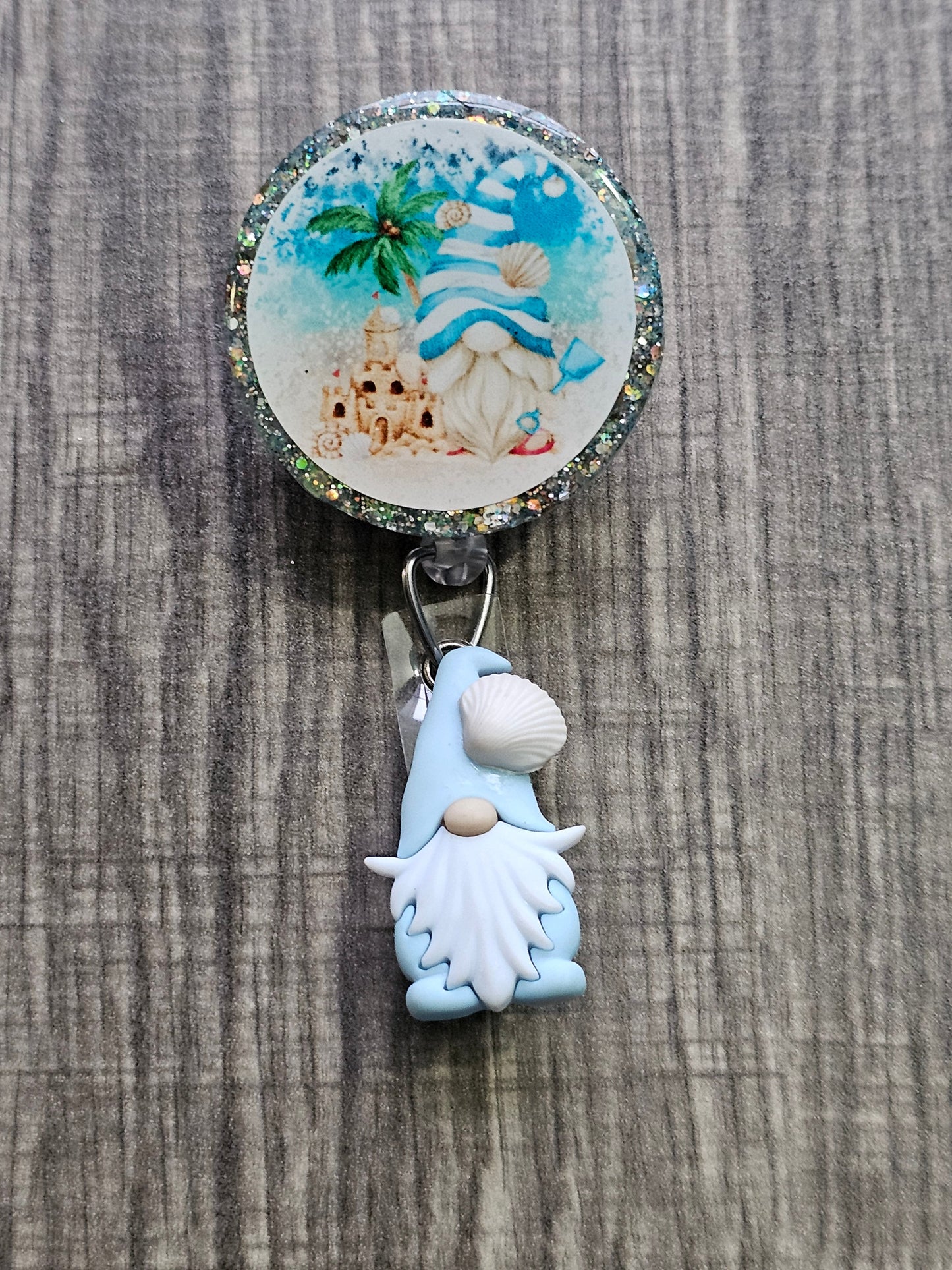 A Badge Reel displaying a gnome standing by the beach